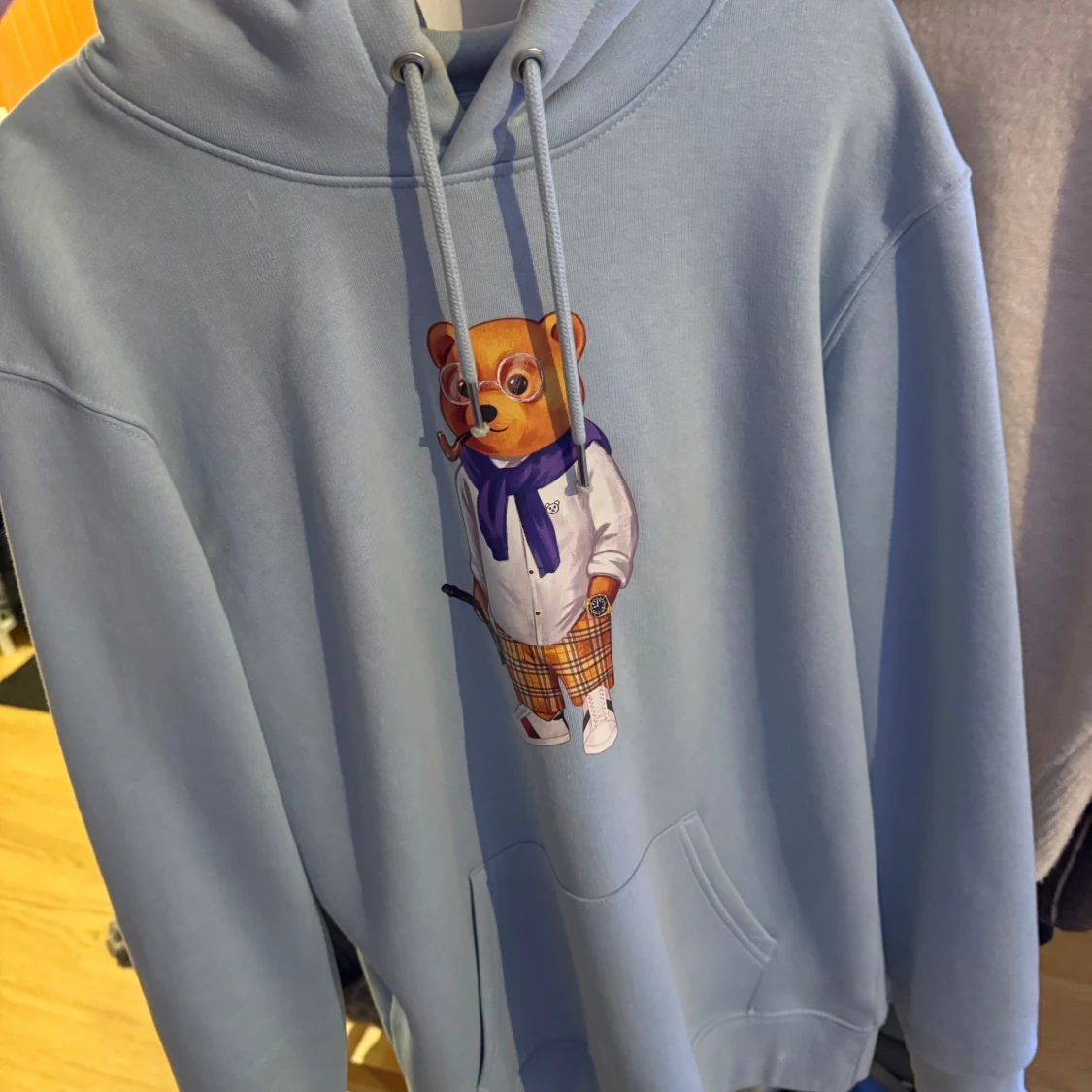 Ljusblå hoodie med björntryck - 91