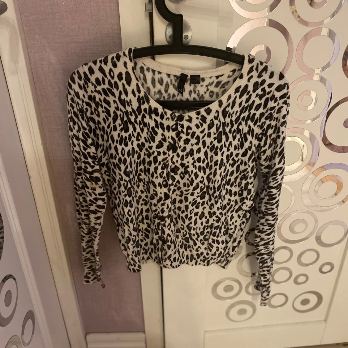 Leopardmönstrad kofta med knappar - 90