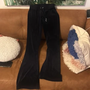 Byxor från Juicy Couture - Snygga blåa byxor från Juicy Couture i mjukt material. Har lite bruksslitage på ena sidan. 