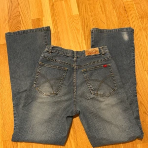 bootcut jeans från b.young - bootcut jeans från b.young, köpta secondhand men bara använd några fåtal gånger, det står 27 på dem men jag skulle säga att de är storlek 34, köparen står för frakten!! skriv för fler bilderrr
