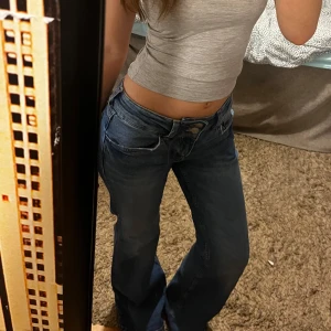Blå bootcut jeans - Snygga blå bootcut jeans som e mid waist. De har håll längst ner vid benen då de varit för långa för mig.  Men annars så är dom i bra skick❤️