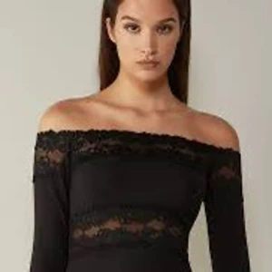 Intimissimi Pretty Flowers offshoulder top - Slutsåld svart offshoulder topp med spetsdetaljer.