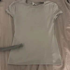 Beige kortärmad t-shirt - Detta är en beige kort ärmad T-shirt från h&m.