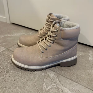 Beige/rosa kängor - Säljer ett par beige/rosa kängor med snörning och varmt foder. Varma och sköna skor. Använda endast ett par gånger, storlek 39. 