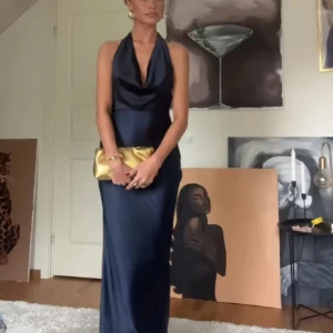 Balklänning - Jättefin mörkblå långklänning med djup urringning och öppen rygg. Väldigt lik den populära klänningen på första bilden men denna är istället köpt från zara och säljs inte längre. Passar perfekt till bal💕