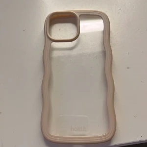Mobilskal  - Mobil skal från Holdit i bra skick, passar iPhone 13