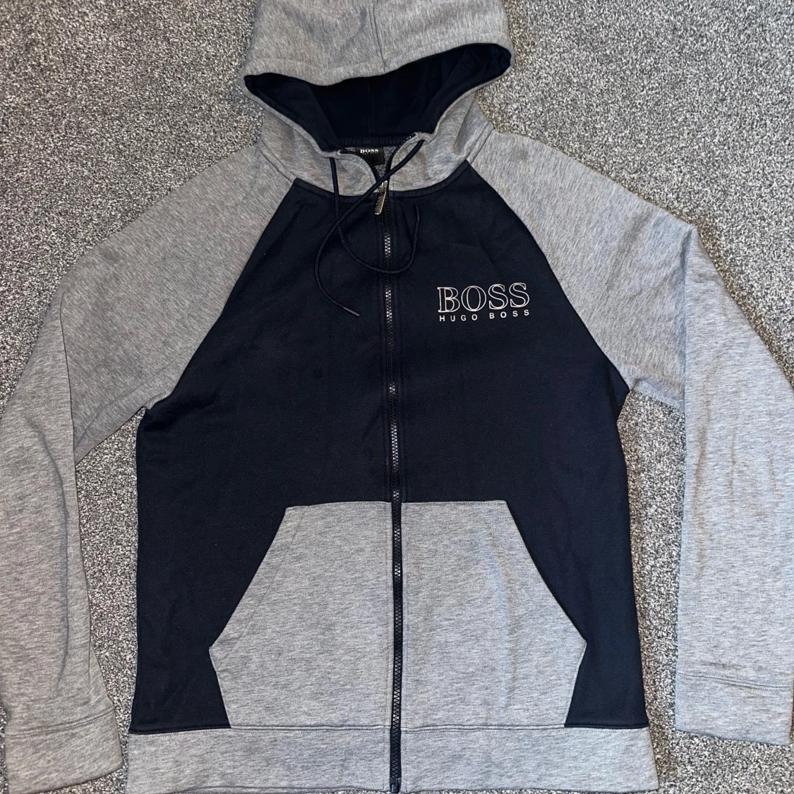 Grå och navy hoodie från Boss