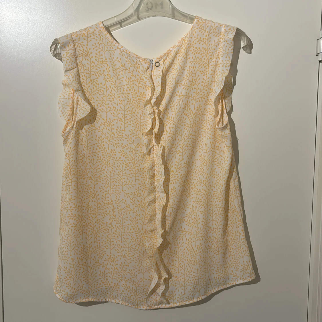 Gulmönstrad blus med volangdetaljer - 90