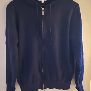 Kashmir hoodie - Tja, säljer nu min Kashmir hoodie köpt härifrån på plick. Den är i fint skick men kommer inte till änvändming så jag säljer av den istället. Storlek L men är betydligt mindre än det så sitter mer som en M. Hör av dig vid frågor och funderingar!