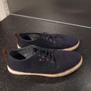 Mörkblå finskor - Snygga mörkblå sneakers med snörning och vita sulor. Varsamt använda. Tvättar såklart skorna innan jag skickar dem. 