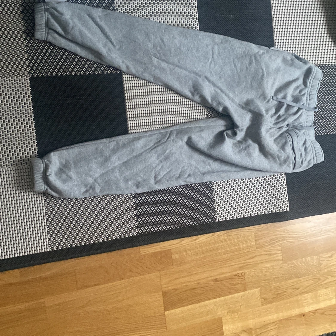 Grå Nike mjukisbyxor  - 90