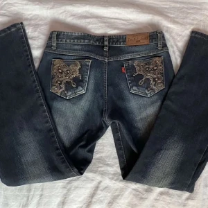 Lågmidjade jeans - Lowwaist/midwaist jeans m broderi på fram- o bakfickor. Strl står ej men sitter som en XS/S. Köpta förra året i Sydkorea men har tyvärr blivit för små. Innerben 71 och midjemått 74. Grenmått kommer snart! Skriv vid frågor! 😙💓