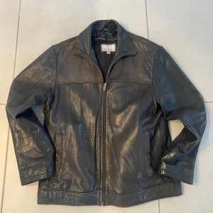 Vintage skinnjacka -  Mycket bra skick förutom lite slitage vid dragkedjan och innerfickan, vilket syns på bilderna åvan!  Mått  Midjan: 55cm Axel till midja: 70cm  Arm: 65cm