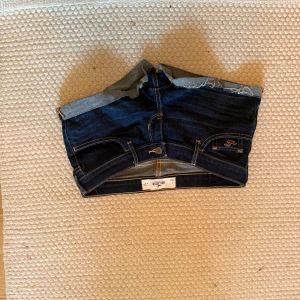 Mörkblå lågmidjade jeansshorts från Hollister - Snygga mörkblå lågmidjade  jeansshorts från Hollister.