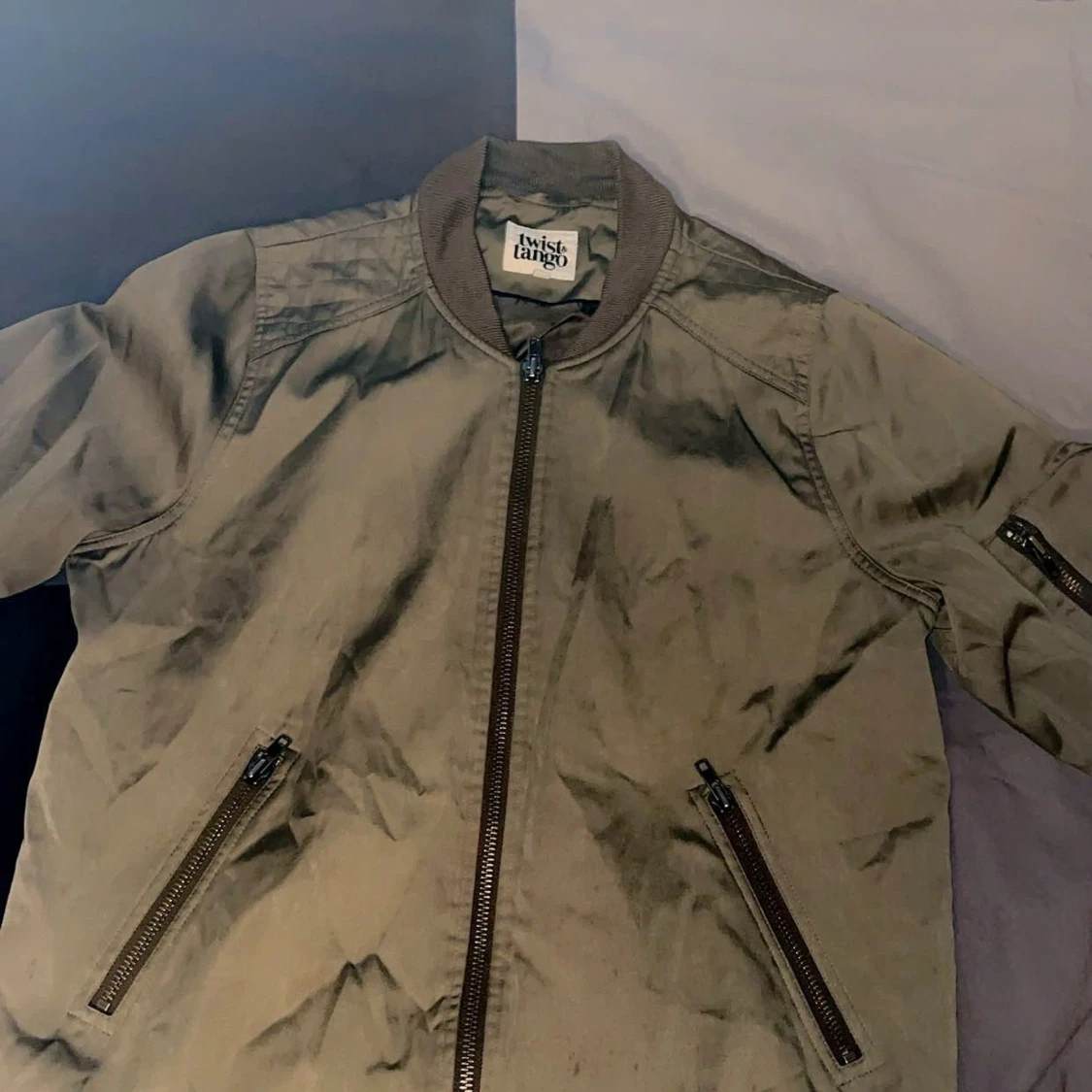 Olivgrön bomberjacka från Twist & Tango