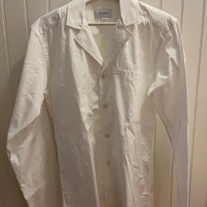 Vit överskjorta från Eton - Elegant vit skjorta från Eton med klassisk krage. Normal passform och något tunnare i tyget. 100% bomull. Knappt använd 
