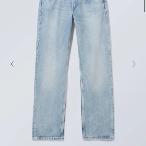 Ljusblå jeans - Snygga eftertraktade ljusblå jeans i modellen arrow low waist från weekday🙌🥰oanvända❤️Nypris är 590 men säljer för 300 då jag inte kan lämna tillbaka dem längre och vill ha bort dem från min garderob pga fel storlek🥰