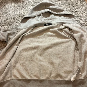 Grå huvtröja från FB Sister - Säljer en grå huvtröja från FB Sister i storlek s.