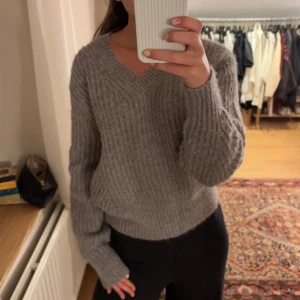 Grå stickad tröja - Säljer denna varma och gosiga stickade tröja från Scotch&Soda. Har ej tecken på användning. Består av 20% ull. Tröjan är liten i storleken. 