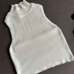 Stickat linne med polokrage - Storlek S, i väldigt fint skick