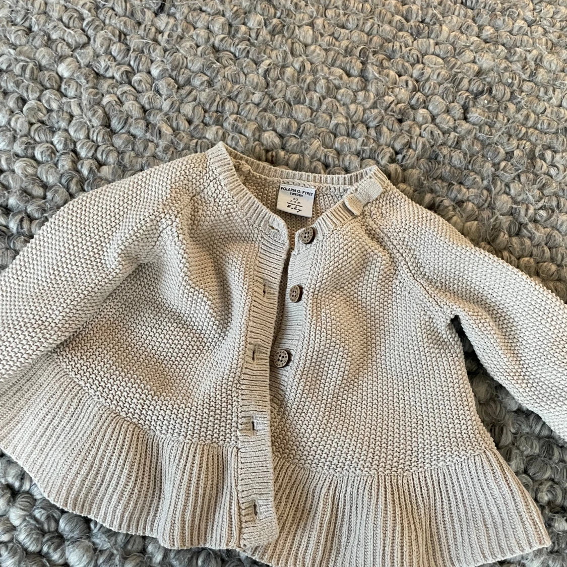 Beige stickad kofta från Polarn O. Pyret