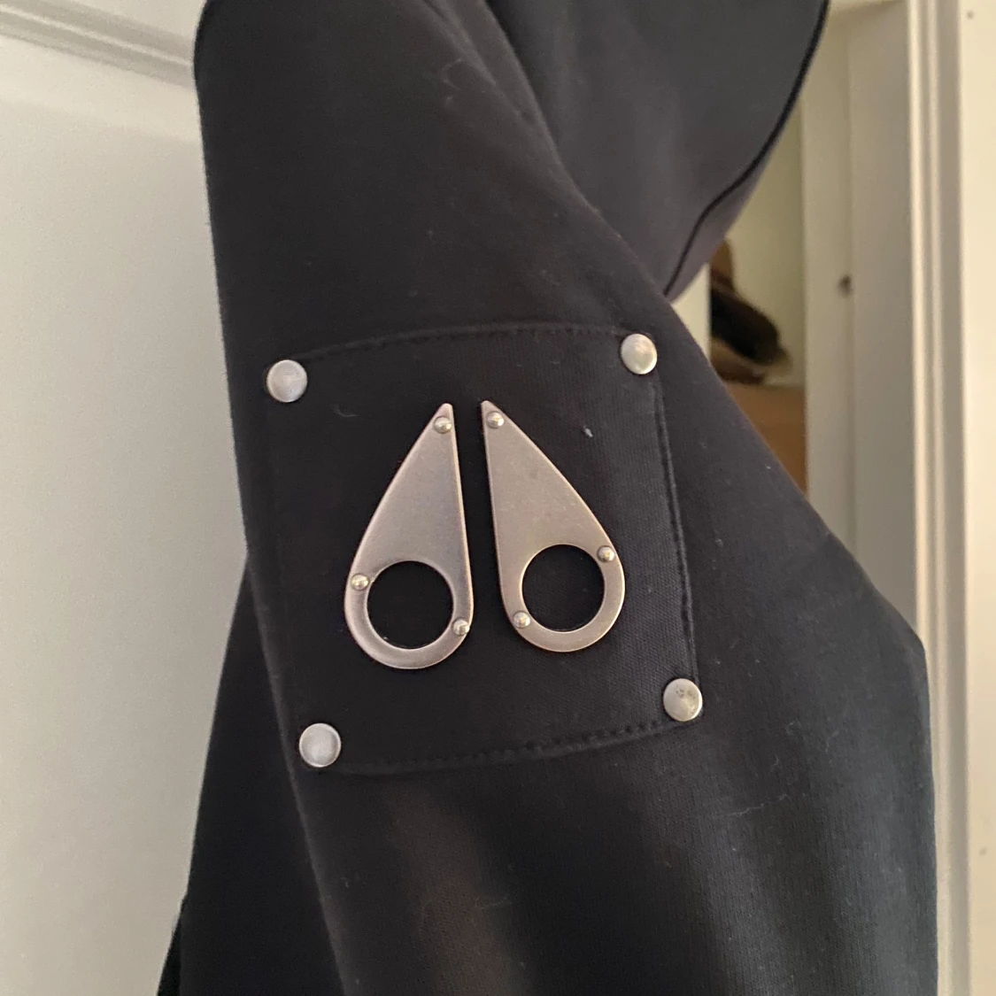 Svart hoodie från Moose Knuckles - 90