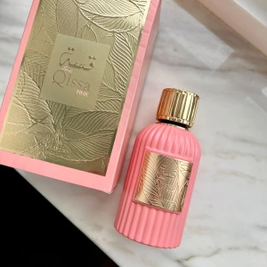 Paris Corner Qissa Pink - Populära Qissa Pink från Paris Corner. Oanvänd (test sprayad), säljer då den tyvärr inte är i min smak. Gillar du lattafa Yara kommer du att älska denna! Och håller mycket längre! Doftar som jordgubbs milkshake 🍓 Ligger ute på flera sidor. 