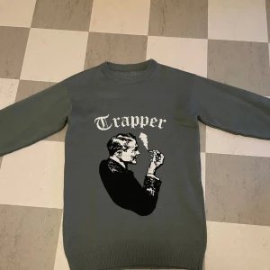 Grå tröja från Trapper - Snygg grå tröja från Trapper. Inga skador och är i bra skick. Köptes för 800kr 