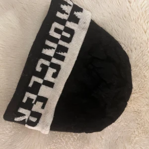Moncler mössa - Äkta Moncler mössa i modell Berretto. Storlek L på lappen men tror den krympt så den sitter som S. Lite Skrynklig/ luddig så rekommenderar tvätt men inte så använd. Bra skick och inga tydliga fläckar osv se bilder. Både männ och kvinnor 