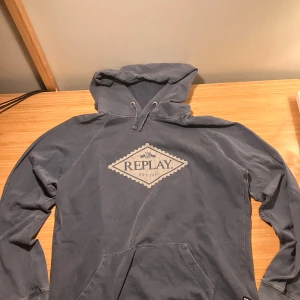 Hoodie  - Säljer en replay hoodie den är varm och passar till alt är i bra sick men bara lite förstört på märket den är i storlek xs 