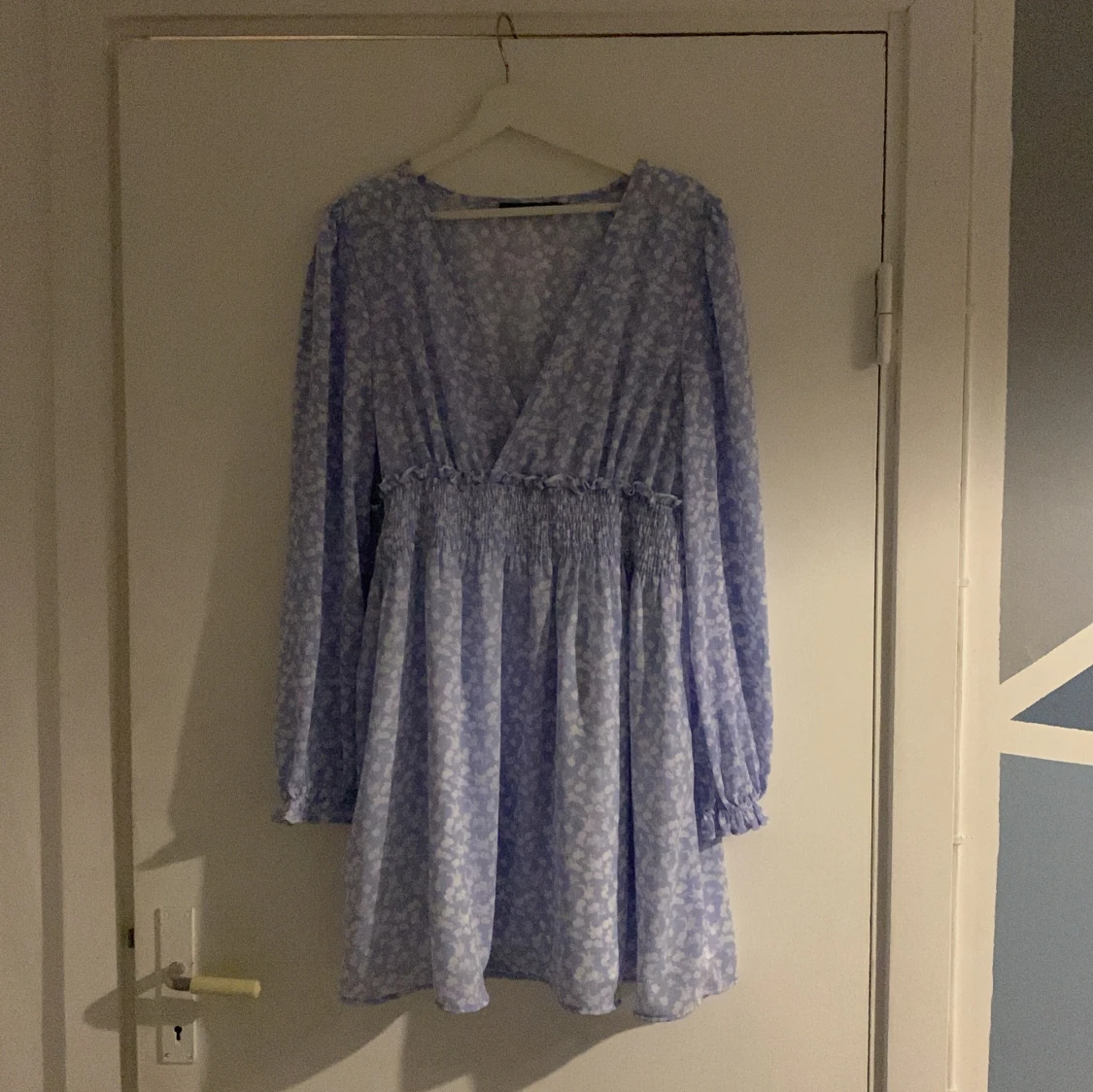 Ljusblå blommig klänning