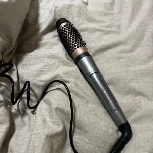 Remington värmeborste  - Säljer nästan helt ny värme borste från remington, knappt använd. Funkar utan problem.