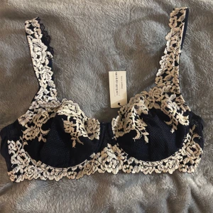 Intimissimi bh - Säljer denna helt nya intimissimi bh eftersom det blev fel storlek. Den är mörkblå och i storlek 85 B, helt oanvänd med lappar kvar💕