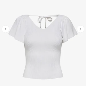 Vit ribbad topp med knytband - Jätte fin topp som inte längre kommer till användning. Köp gärna direkt! Vet inte riktigt storlek men skulle gissa på S/M💕