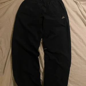 Vintage adidas trackpants - Säljer mina vintage adidas trackpants! Super sköna och håller värmen när det blåser, går att spänna in vid anklarna! 