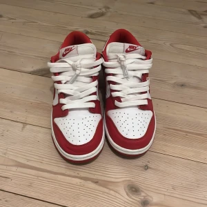 Nike Dunk i rött och vitt - Öppen för bud. 