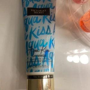 Aqua Kiss Shimmer Fragrance Lotion från Victoria's Secret - Aqua Kiss Shimmer är en doftande lotion från Victoria's Secret. Finns mer än halva kvar. Luktar super gott och har ett fink shimmer som inte blir mke glittrigt!💞