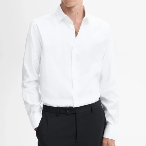 Massimo Dutti Skjorta - Modell: Easy iron, slim fit, textured shirt. Skjortan är knappt använd. Passar perfekt till kavaj.