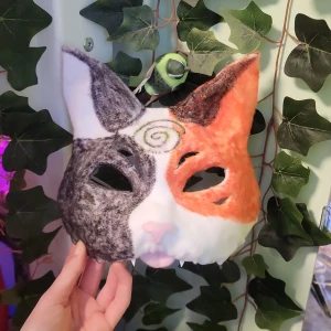 Kattmask Calico - En calico-mask med medföljande tunga, eyemesh kan läggas till om så önskas!🤍
