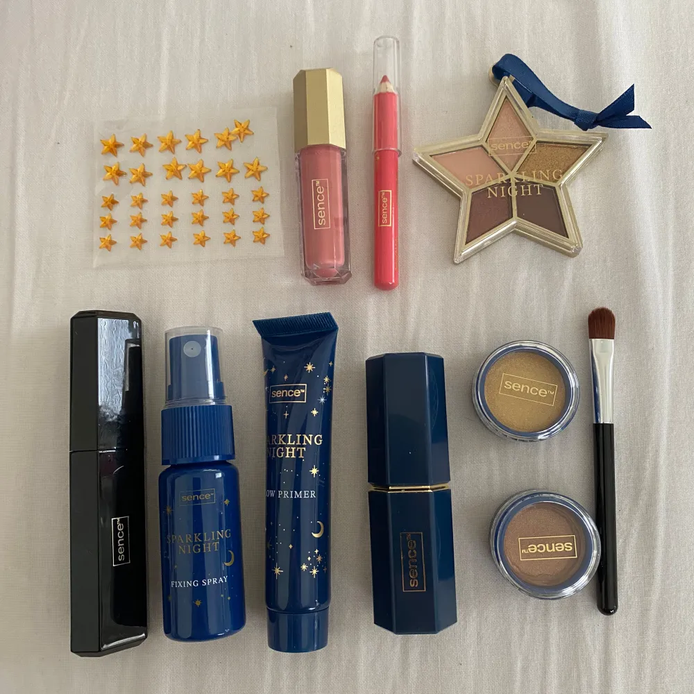 Säljer ett helt sett med mini smink från sence! Kitet består av en svart mascara, en fixing spray, en glow primer, ett läppstift, två st kräm ögon skuggor med en borste till, stjärn klistermärken, en lip gloss, en rosa Lepp penna, en ögon skuggs palett i stjärn form! Allt är oanvänt! Säljer detta för 100kr + frakt!. Beauty.