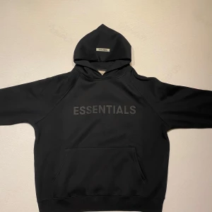 Essentials (Fear of God) hoodie - Essentials (FEAR OF GOD) hoodie, oanvänd då jag fick den i julklapp men den passade inte mig. Den har baggy fit men är storlek S.