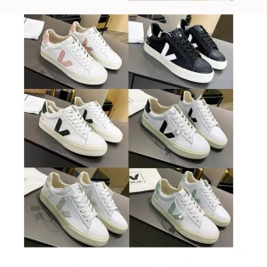 Sneakers från Veja i olika färger - Stilrena sneakers från Veja i flera färgkombinationer. Finns i vit med rosa, svart med vit och vit med röd. Skorna har en klassisk design med snörning och en bekväm sula. Perfekta för en trendig och avslappnad stil.