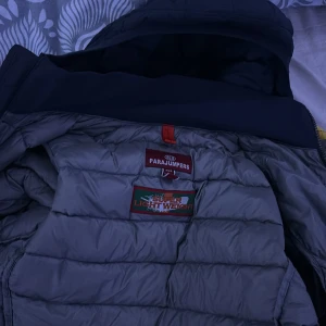 Grå dunjacka från Parajumpers - En fin parajumpers jacka aldrig använd nästan men det är ett litet hål i bak 