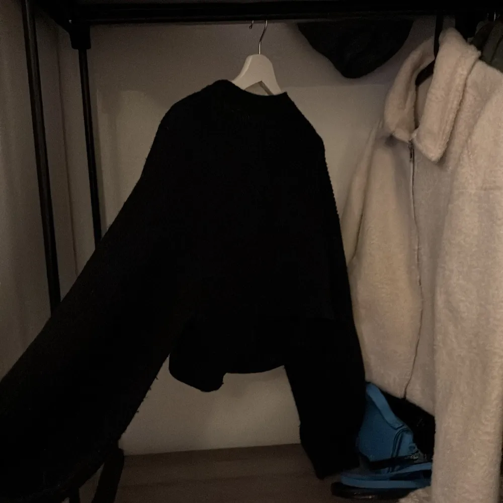 Säljer en svart stickad tröja från H&M Divided i storlek XS. Tröjan har en ribbad struktur och långa ärmar, perfekt för kyligare dagar. Enkel och stilren design som passar till det mesta. 🖤. Neuletakit & Villapaidat.