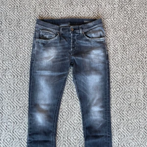 Dondup jeans George  - Säljer ett par riktigt snygga grå/svarta jeans från Dondup i modellen George. Jeansen är i nyskick och har inte ett enda tecken på användning. Storleken på jeansen är 33 men dom sitter mer som 31/32. Vid minsta fråga eller fundering är det bara att höra av sig👍😁