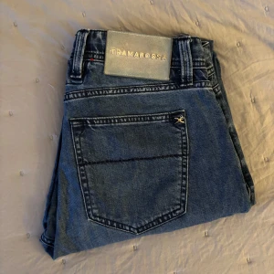 Tramarossa jeans  - Säljer dessa fina Tramarossa jeans! Jeansen är i fint skick, har små små skavanker men inget som syns. Nypris var 400 €.  Perfekta för dig som vill ha ett par stilrena och exklusiva jeans!  W30 och Innerbenslängd: 76 cm   Hör gärna av dig om du har några frågor eller vill ha fler bilder.  Pris: 999