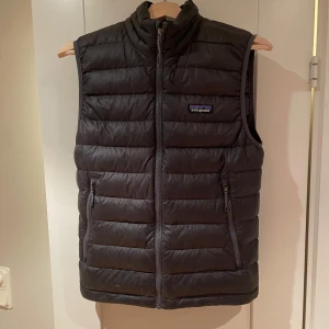 Patagonia väst - Säljer pågrund av att den är förliten. Lite defekt längst ner på vänstra sidan av västen.