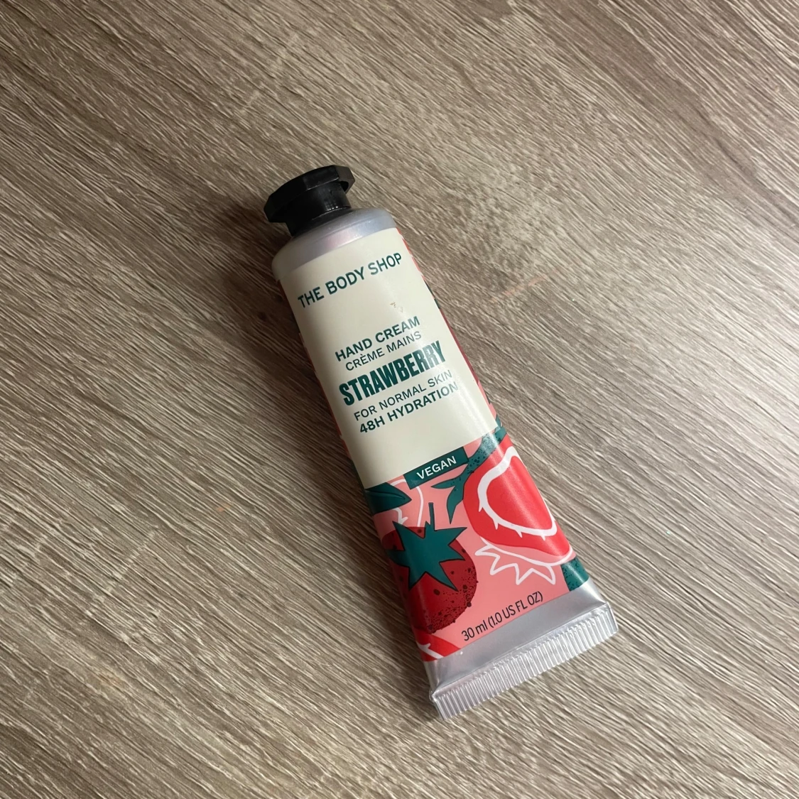 Handkräm Strawberry från The Body Shop