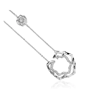 Halsband från ioaku - Säljer mitt så så fina halsband från ioaku i silver pga av att jag har andra som jag hellre använder💖💖 aldrig ens testat halsbandet på, så helt i nyskick!! Nypris: 699kr. Pris kan alltid diskuteras😘