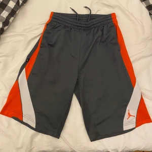 Baksetshorts  - Jordan baksetshorts i Barnstorlek L men sitter som en S.